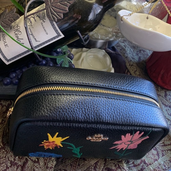 Authentic COACH Pebbled leather Floral appliqués L.Edition zip Cosmetic /wallet - Picture 5 of 15